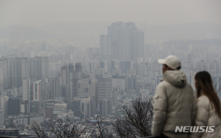 [서울=뉴시스] 김근수 기자 = 서울부동산정보광장에 따르면 서울 아파트 거래 신고건수(계약일 기준)는 총 2천166건으로 2021년 10월(2천198건) 이후 1년4개월 만에 처음으로 월 거래량 2천건을 돌파했다고 밝혔다. 15일 오후 서울 중구 남산에서 바라본 서울 시내 아파트 모습. 2023.03.15. ks@newsis.com