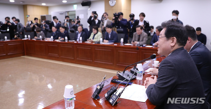 [서울=뉴시스] 전진환 기자 = 이재명 더불어민주당 대표가 15일 오후 서울 여의도 국회 의원회관에서 열린 당내 의원 모임 '더좋은미래' 소속 의원들과의 간담회에서 발언하고 있다. 2023.03.15. amin2@newsis.com