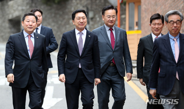 [서울=뉴시스] 이영환 기자 = 김기현 국민의힘 대표가 15일 오후 서울 강남구 이명박 전 대통령 사저 인근에 도착해 이동하고 있다. 왼쪽부터 이철규 사무총장, 김 대표, 유상범 수석대변인, 구자근 당 대표 비서실장.  2023.03.15. 20hwan@newsis.com