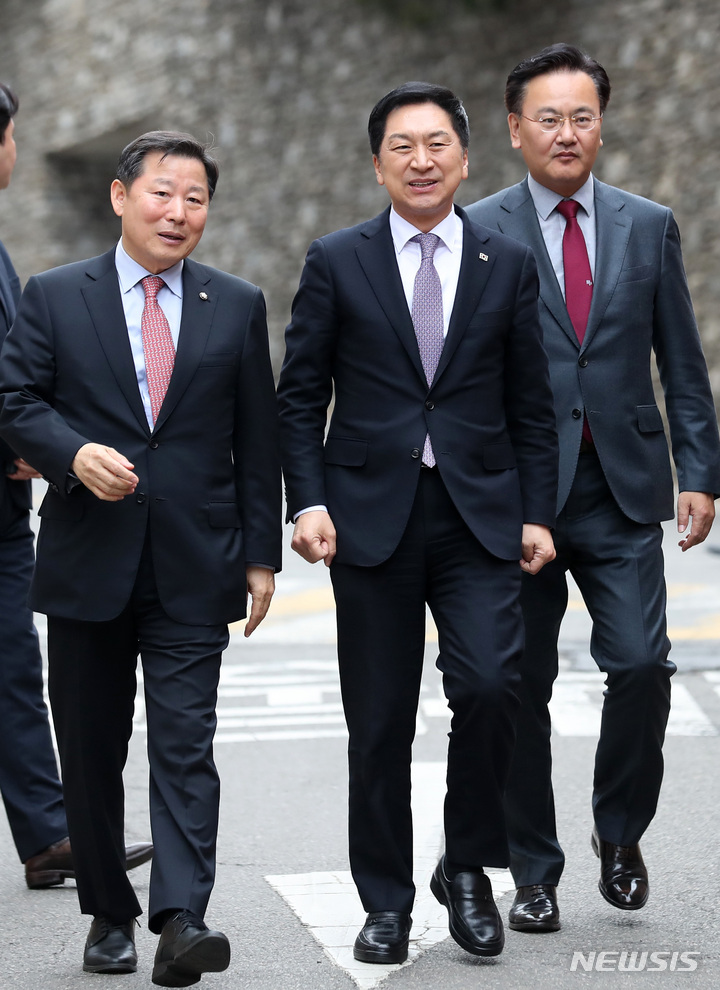 [서울=뉴시스] 이영환 기자 = 김기현 국민의힘 대표가 15일 오후 서울 강남구 이명박 전 대통령 사저 인근에 도착해 이동하고 있다. 왼쪽부터 이철규 사무총장, 김 대표, 유상범 수석대변인. 2023.03.15. 20hwan@newsis.com