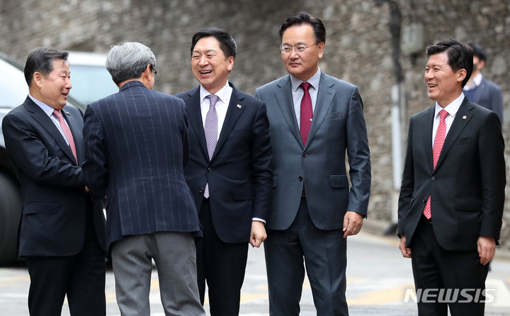 [서울=뉴시스] 이영환 기자 = 김기현 국민의힘 대표가 15일 오후 서울 강남구 이명박 전 대통령 사저 인근에 도착해 이동하며 관계자와 대화를 하고 있다. 2023.03.15. 20hwan@newsis.com
