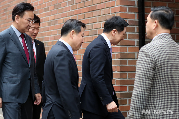 [서울=뉴시스] 이영환 기자 = 김기현 국민의힘 대표가 15일 오후 서울 강남구 이명박 전 대통령 사저로 들어서고 있다. 2023.03.15. 20hwan@newsis.com