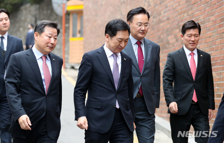 [서울=뉴시스] 이영환 기자 = 김기현 국민의힘 대표가 15일 오후 서울 강남구 이명박 전 대통령 사저로 들어서고 있다. 왼쪽부터 이철규 사무총장, 김 대표, 유상범 수석대변인, 구자근 당 대표 비서실장.  2023.03.15. 20hwan@newsis.com