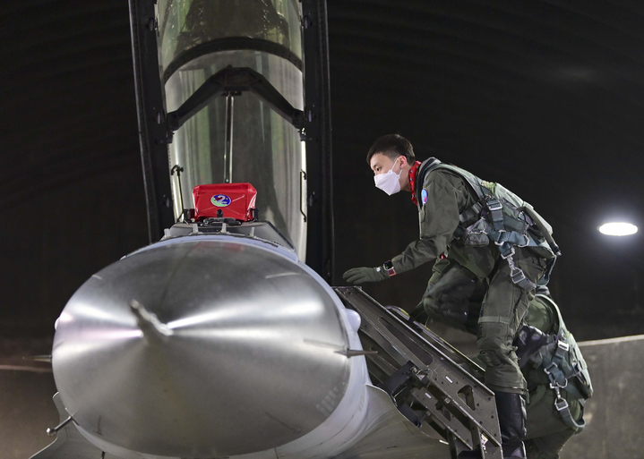 [서울=뉴시스] 공군 제20전투비행단 소속 KF-16 조종사가 14일 야간 임무에 나서기 위해 전투기에 오르고 있다. 공군은 '자유의 방패(Freedom Shield·FS)' 연습과 연계해 14일부터 15일까지 공군 주요 전투비행부대에서 전시 작전지속능력 강화를 위한 '주·야간 지속 출격훈련'을 실시했다. 사진은 기사와 무관. (사진=공군 제공) 2023.03.15. photo@newsis.com *재판매 및 DB 금지