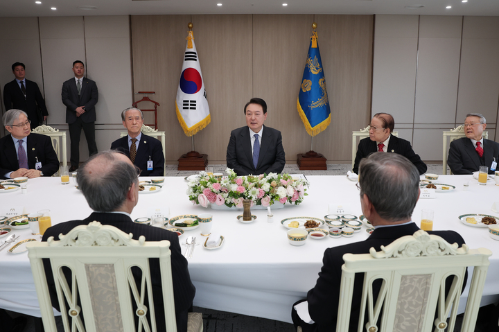 [서울=뉴시스] 윤석열 대통령이 15일 서울 용산 대통령실 청사에서 열린 한일관계 원로 초청 오찬 간담회에서 발언하고 있다. (사진=대통령실 제공) 2023.03.15. photo@newsis.com *재판매 및 DB 금지