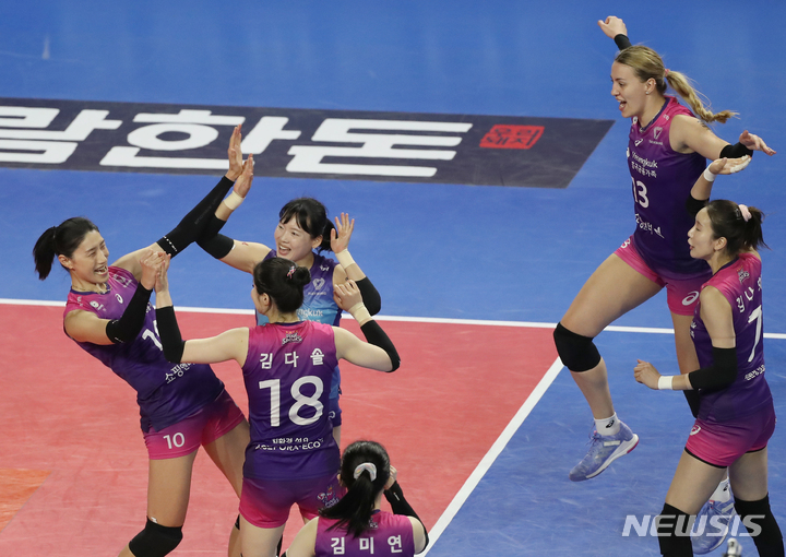 [화성=뉴시스] 김금보 기자 = 15일 오후 경기도 화성시 화성종합실내체육관에서 열린 2022~2023 V-리그 여자부 IBK기업은행과 흥국생명의 경기, 2세트를 따낸 흥국생명 선수들이 정규리그 우승을 확정짓고 기뻐하고 있다. 2023.03.15. kgb@newsis.com