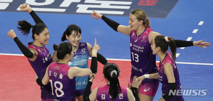 [화성=뉴시스] 김금보 기자 = 15일 오후 경기도 화성시 화성종합실내체육관에서 열린 2022~2023 V-리그 여자부 IBK기업은행과 흥국생명의 경기, 2세트를 따낸 흥국생명 선수들이 정규리그 우승을 확정짓고 기뻐하고 있다. 2023.03.15. kgb@newsis.com