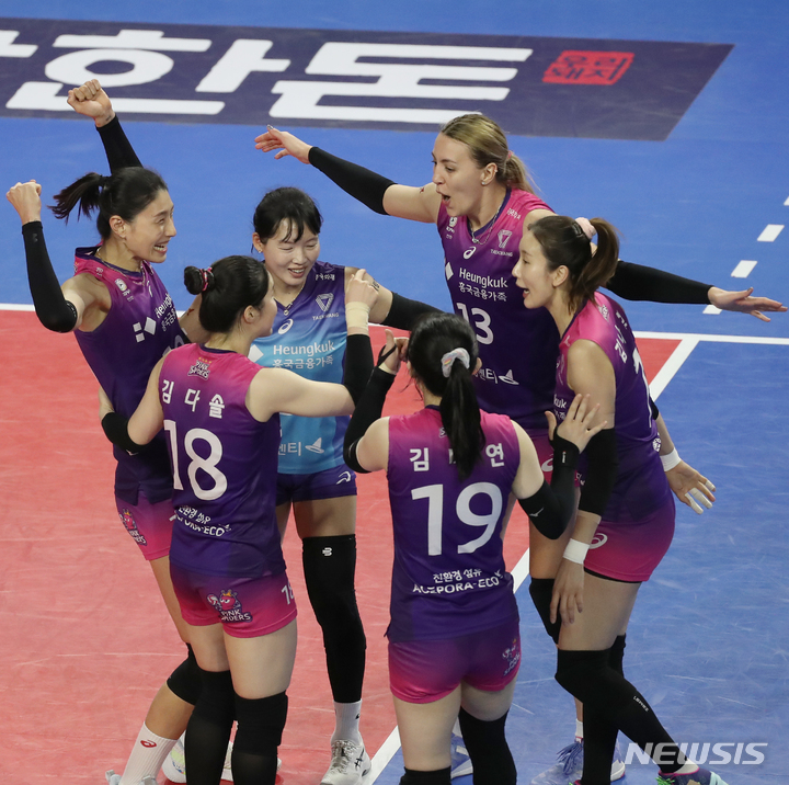 [화성=뉴시스] 김금보 기자 = 15일 오후 경기도 화성시 화성종합실내체육관에서 열린 2022~2023 V-리그 여자부 IBK기업은행과 흥국생명의 경기, 2세트를 따낸 흥국생명 선수들이 정규리그 우승을 확정짓고 기뻐하고 있다. 2023.03.15. kgb@newsis.com