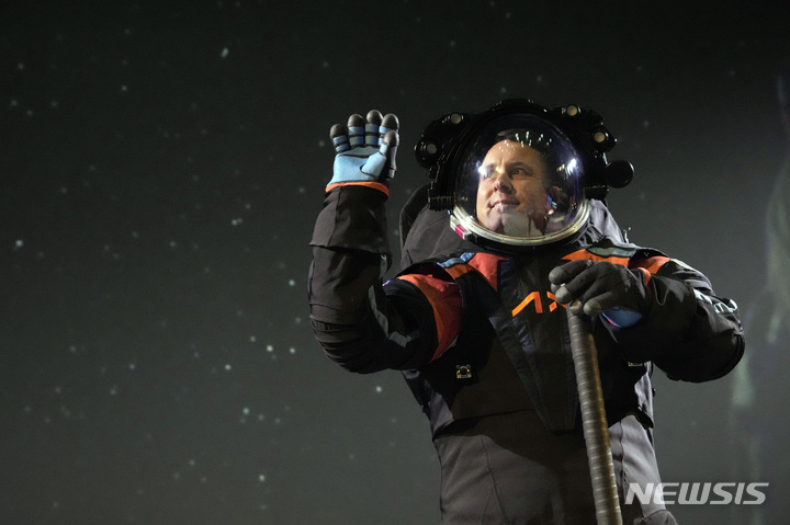 [휴스턴=AP/뉴시스] 15일(현지시간) 미 텍사스주 휴스턴의 존슨우주센터에서 새로운 우주복을 제작한 액시엄 스페이스(AX) 관계자 짐 스타인이 우주복을 입고 시연하고 있다. 미 항공우주국(NASA)은 이날 '아르테미스3' 임무 수행에 사용할 차세대 우주복 시제품을 선보였다. 2023.03.16.