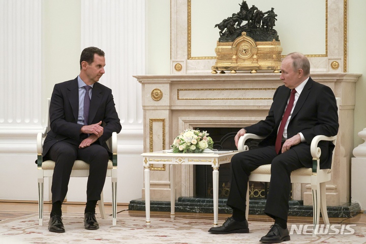 [모스크바=AP/뉴시스] 15일(현지시간) 러시아 모스크바 크렘린궁에서 블라디미르 푸틴 러시아 대통령(오른쪽)과 바샤르 알아사드 시리아 대통령이 정상회담을 갖고 있다. 2023.03.16