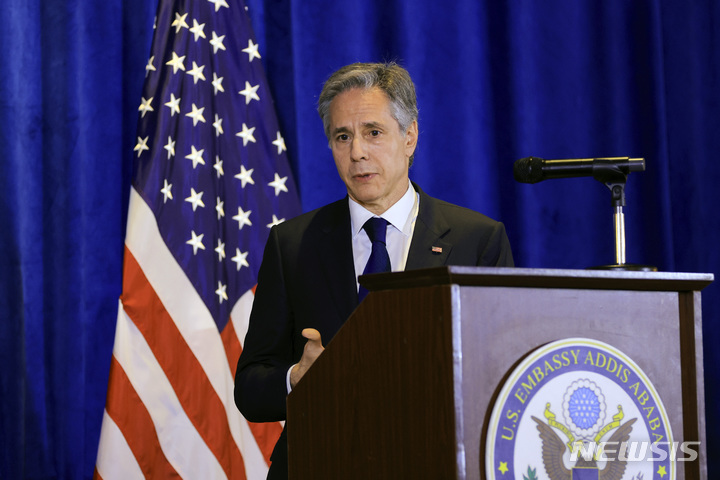 [아디스 아바바=AP/뉴시스] 토니 블링컨 미 국무장관은 중국의 우크라이나 평화안에 대해 러시아를 전쟁에서 유리하도록 시간을 벌어주는 전략일 수 있다고 비판했다. 사진은 블링컨 장관이 지난 15일(현지시간) 에티오피아 수도 아디스 아바바에서 기자회견을 하고 있는 모습. 2023.03.17.