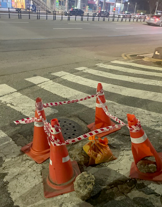 [광주=뉴시스] 변재훈 기자 = 최근 서울 강남구 한복판에서 땅꺼짐 현상이 발생한 가운데, 인구가 밀집된 도심지역에서 그 위험성이 더 커지고 있다. 특히 대부분의 땅꺼짐 현상이 과도한 지하 개발 및 상하수관 노후화로 발생하는 만큼, 전문가들은 공사 전 지반 침하 위험성 사전 조사 및 주기적 관로 교체가 필요하다고 지적한다. 사진은 지난 3월15일 광주 북구 운암동 광주문화예술회관 주변 이면도로에 땅꺼짐 현상이 발생한 사진. (사진=광주 북구 제공) 2023.03.16. photo@newsis.com *재판매 및 DB 금지