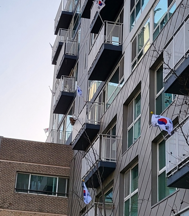 [뉴시스=세종]지난 삼일절 일장기가 걸린 세종시 한솔동 한 아파트에 걸린 태극기.(사진=세종시) *재판매 및 DB 금지