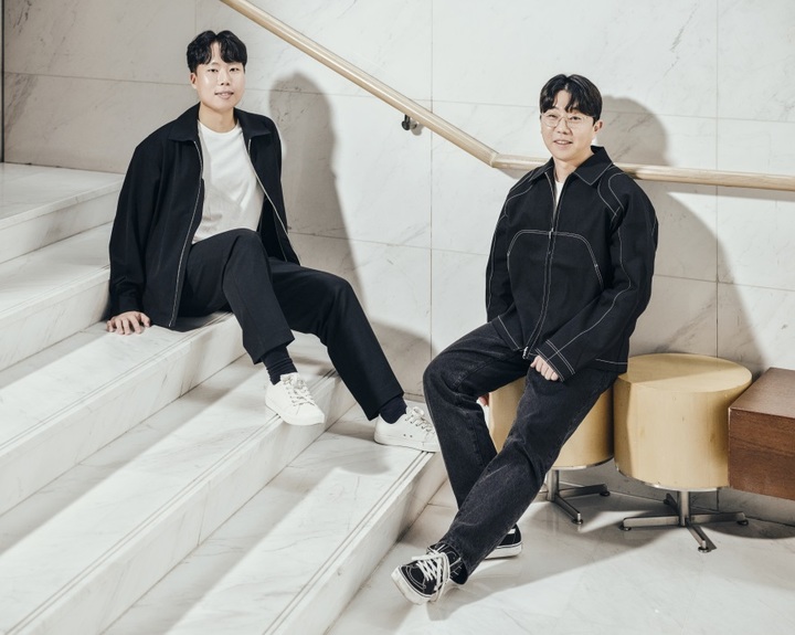 [서울=뉴시스]2023년 'DAC Artist(두산아트센터 아티스트)'로 선정된 배해률 극작가, 신진호 연출가. (사진=두산아트센터 제공) 2023.03.16. photo@newsis.com *재판매 및 DB 금지