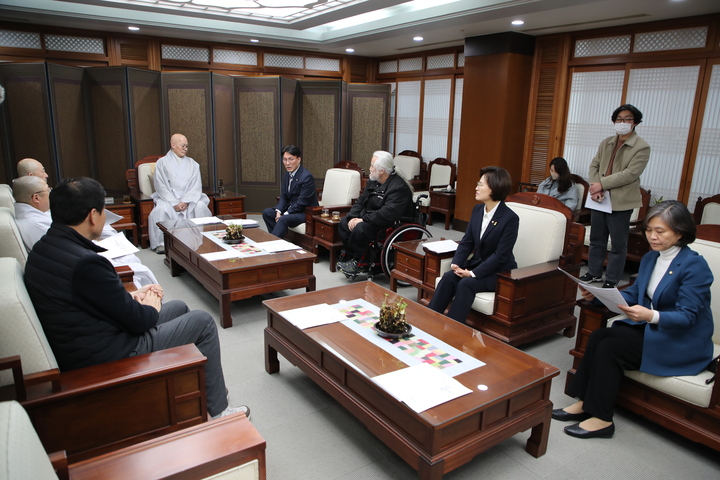 [서울=뉴시스] 15일 서울 한국불교역사문화기념관 4층 접견실에서 국회의원 연구단체 '약자의 눈'과 전국장애인차별철폐연대 대표들을 만난 대한불교조계종 총무원장 진우 스님 (사진=대한불교조계종 제공) 2023.03.16. photo@newsis.com *재판매 및 DB 금지