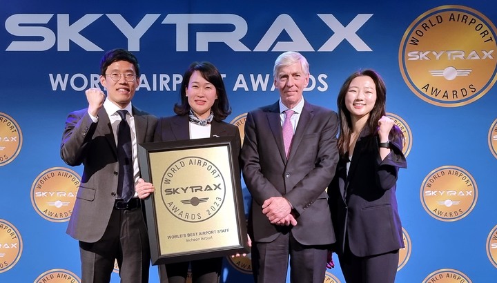 [서울=뉴시스] 홍찬선 기자 = 15일 오후(현지시각) 네덜란드 암스테르담 RAI 컨벤션 센터에서 열린 영국 스카이트랙스(Skytrax) 주관 ‘2023 월드 에어포트 어워즈’에서 윤선희(사진 왼쪽에서 두 번째) 인천공항공사 터미널운영처장과 직원들이 에드워드 플레이스테드(왼쪽에서 세 번째) 스카이트랙스 회장과 기념촬영을 하고 있다. (사진=인천공항공사 제공) 2023.03.16. photo@newsis.com *재판매 및 DB 금지