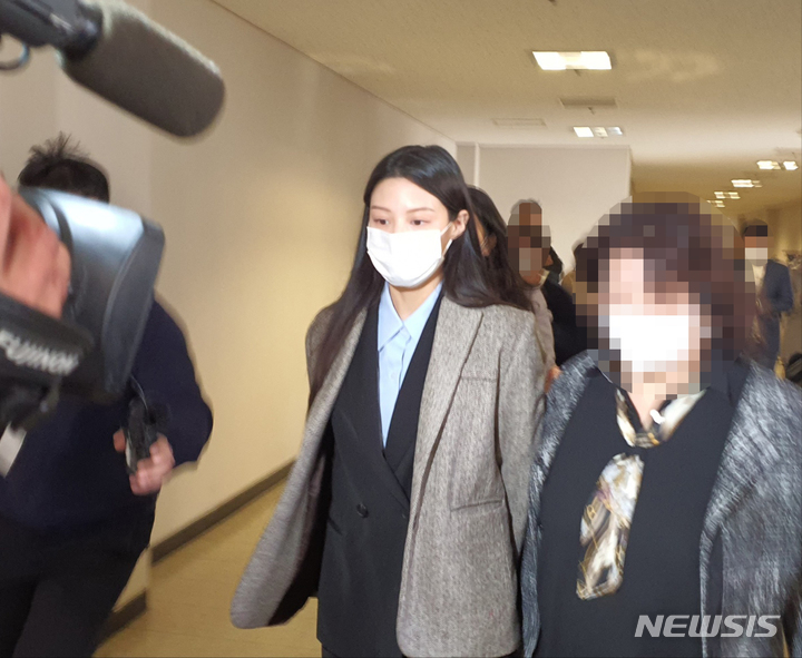 [부산=뉴시스] 이동민 기자 =16일 오후 부산 연제구 부산지법 법정에서 조국 전 법무부 장관의 딸 조민 씨가 재판 전 변론준비실로 걸어가고 있다. 2023.03.16. eastsky@newsis.com