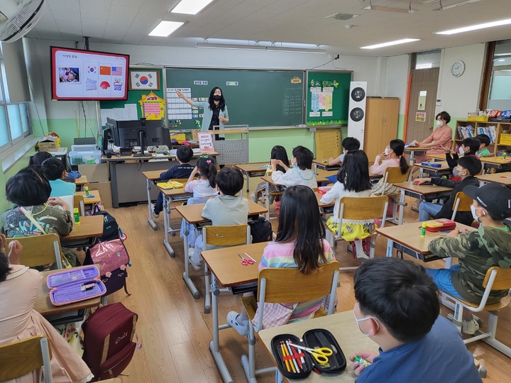 계룡시가 다문화 인식개선 및 상호문화 이해를 위한 찾아가는 결혼이민자 '다이음' 사업을 추진한다. 2023. 03. 16 계룡시 *재판매 및 DB 금지