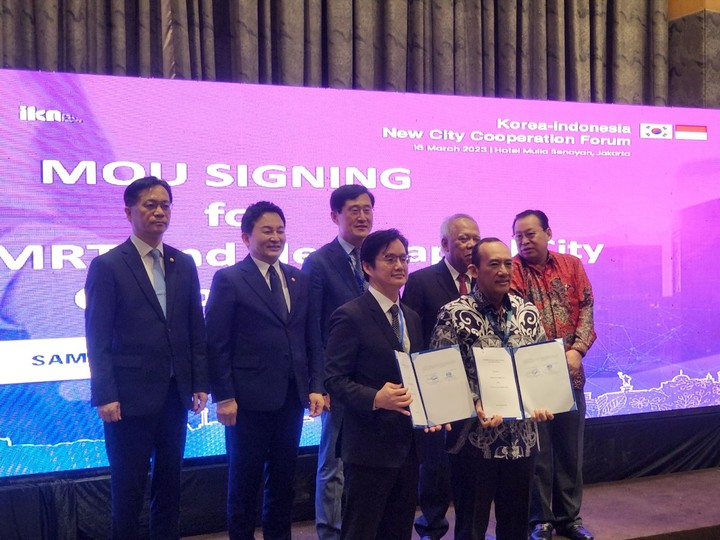[자카르타=뉴시스] 고가혜 기자=원희룡 국토교통부 장관을 단장으로 한 원팀코리아가 16일 인도네시아 자카르타 물리아 호텔에서 행정중심복합도시건설청, 인도네시아 공공사업주택부, 신수도청과 '한-인니 New City 협력포럼'을 공동개최하고 삼성물산-인니 국영건설회사 WIKA의 자카르타 메트로, 신수도 스마트시티 개발 협력 MOU를 체결하고 있다. *재판매 및 DB 금지