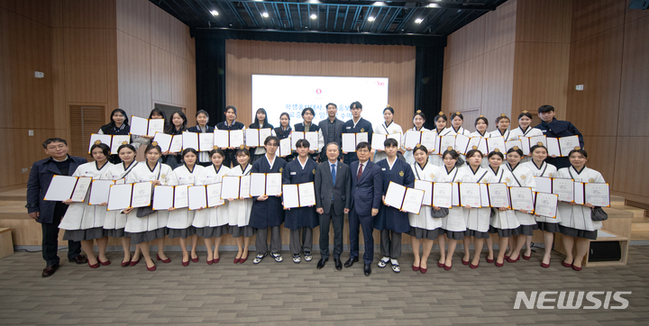 [전주=뉴시스]윤난슬 기자 = 전북대학교를 대내외에 널리 알리는 첨병 역할을 하고 있는 학생 홍보대사 '전율'이 16일 오후 임명장을 받고 1년간의 활동이 돌입했다.2023.03.16.(사진=전북대 제공)