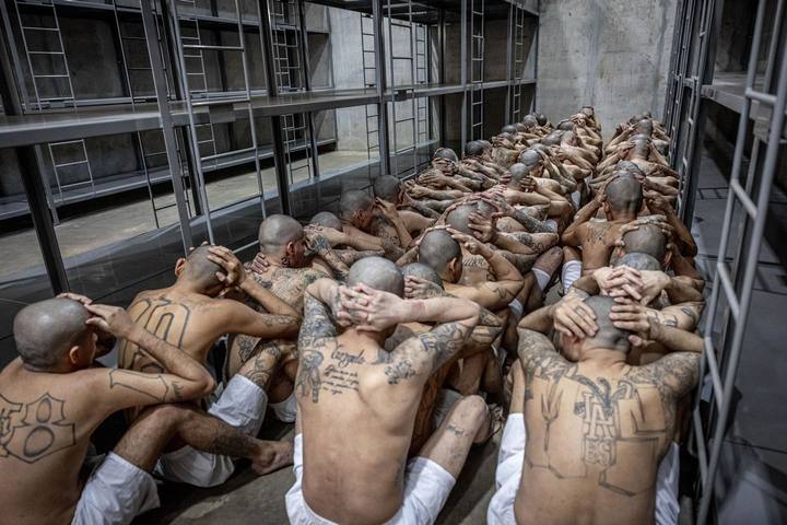갱 용의자 2000명을 엘살바도르 최대 규모이자 최악의 감옥으로 이감하는 대규모 작전이 펼쳐졌다. 출처: Presidencia de la República de El Salvador *재판매 및 DB 금지