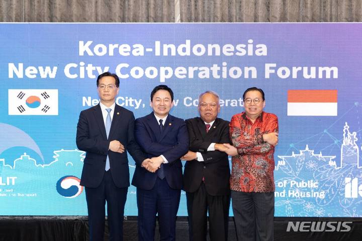 [자카르타=뉴시스]원희룡 국토교통부 장관이 16일 인도네시아 자카르타 물리아 호텔에서 행정중심복합도시건설청, 인도네시아 공공사업주택부, 신수도청과 공동개최한 '한-인니 New City 협력포럼'에서 기념사진을 촬영하고 있다.(사진 제공=국토부)