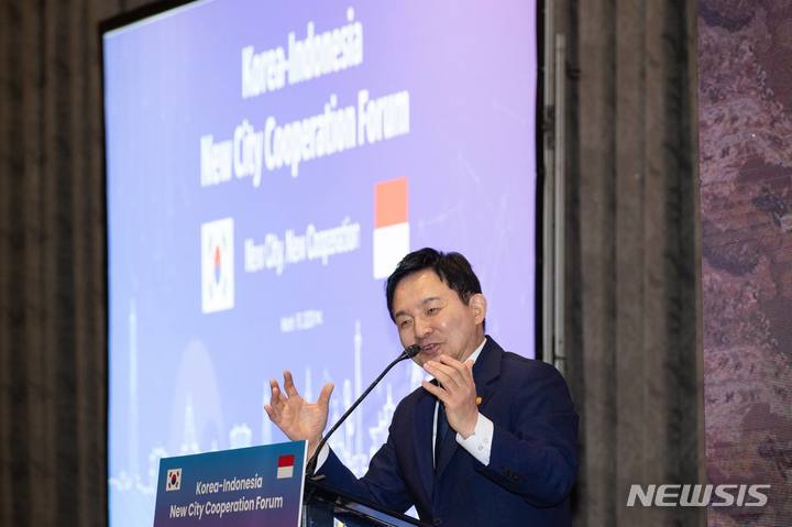 [자카르타=뉴시스]원희룡 국토부 장관이 16일 인도네시아 자카르타 물리아 호텔에서 행정중심복합도시건설청, 인도네시아 공공사업주택부, 신수도청과 공동개최한 '한-인니 New City 협력포럼'에서 축사를 하고 있다.(사진 제공=국토부)