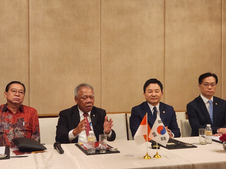 [자카르타=뉴시스] 고가혜 기자=바수끼 하디물로노 인도네시아 공공사업주택부 장관이 16일 인도네시아 자카르타에서 대한민국 원팀코리아와 공동개최한 '한-인니 New City 협력포럼'을 마친 뒤 동행기자단과의 인터뷰를 진행하고 있다. *재판매 및 DB 금지