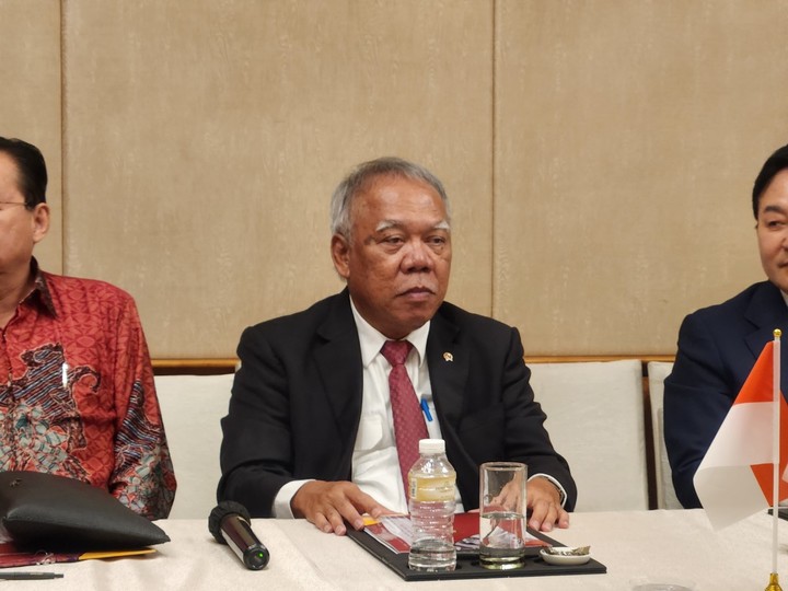 [자카르타=뉴시스] 고가혜 기자=바수끼 하디물로노 인도네시아 공공사업주택부 장관이 16일 인도네시아 자카르타에서 대한민국 원팀코리아와 공동개최한 '한-인니 New City 협력포럼'을 마친 뒤 동행기자단과의 인터뷰를 진행하고 있다. *재판매 및 DB 금지