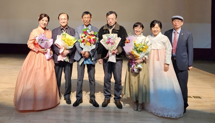 [청주=뉴시스] 중부광역신문·청주시문학협회가 공동주최 1회 신춘문예공모 수상자들. (사진=중부광역신문 제공) photo@newsis.com *재판매 및 DB 금지