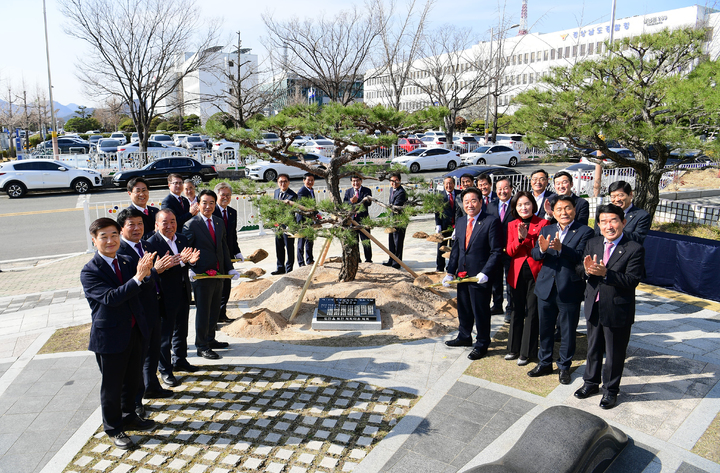 제12대 경상남도의회 개원 기념식수