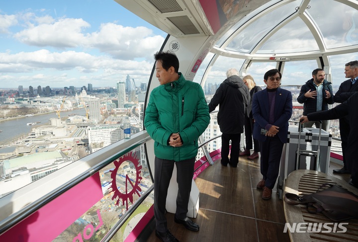 [런던=뉴시스] 오세훈 시장이 14일(현지시간) 매년 350만명 이상의 관광객이 찾는 '런던아이'(대관람차)에 탑승해 도시경관을 둘러보고 있다. (사진=서울시 제공). 2023.03.17. photo@newsis.com