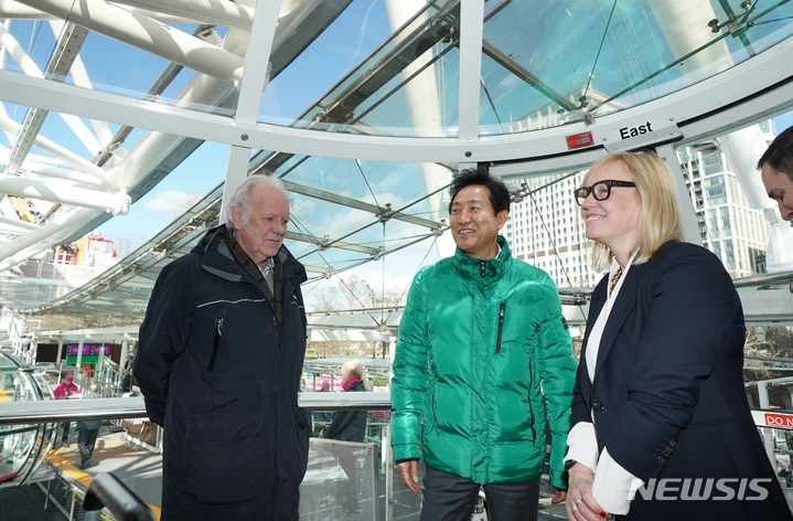 [런던=뉴시스]오세훈 시장이 14일(현지시간) 매년 350만명 이상의 관광객이 찾는 대표적 도심명소인 ‘런던아이’(대관람차)에 탑승해 런던아이를 설계 및 운영하고 있는 관계자들과 이야기를 나누고 있다.(사진=서울시 제공). 2023.03.17. photo@newsis.com