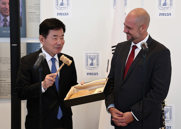 [서울=뉴시스] 추상철 기자 = 김진표 국회의장이 15일(현지시간) 이스라엘 국회(크네셋)에서 아미르 오하나 이스라엘 국회의장과 환담을 하고 있다. (사진= 국회의장실 제공) 2023.03.16. photo@newsis.com *재판매 및 DB 금지