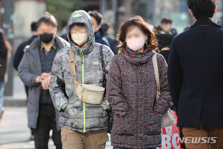 [서울=뉴시스] 권창회 기자 = 전국에 다시 꽃샘추위가 찾아온 전날 오전 서울 종로구 광화문역 인근에서 직장인들이 두꺼운 옷을 입고 이동하고 있다. 2023.03.16. kch0523@newsis.com