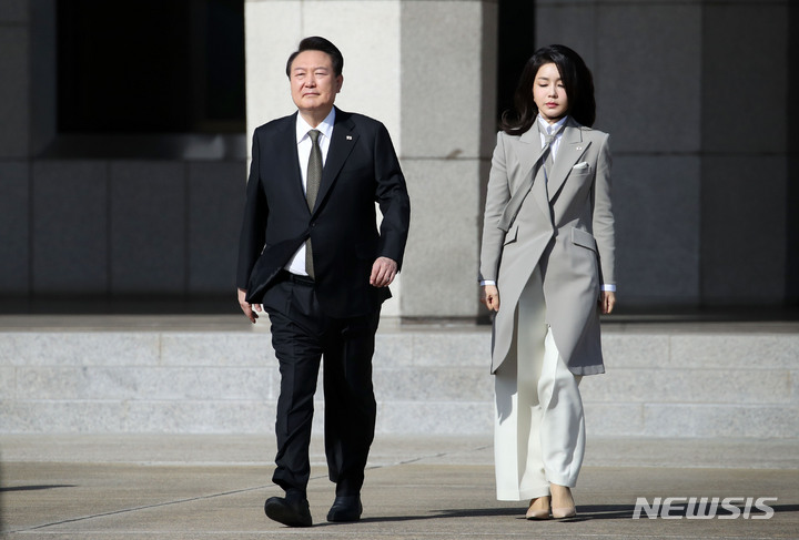 [성남=뉴시스] 전신 기자 = 한일정상회담 등 1박2일 일정으로 일본을 방문하는 윤석열 대통령과 부인 김건희 여사가 16일 경기도 성남 서울공항에 도착해 공군 1호기로 향하고 있다. 2023.03.16. photo1006@newsis.com