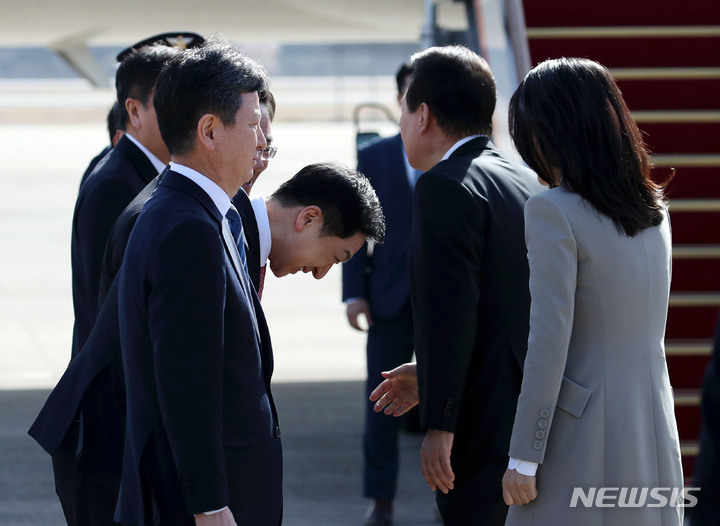 [성남=뉴시스] 전신 기자 = 한일정상회담 등 1박2일 일정으로 일본을 방문하는 윤석열 대통령과 부인 김건희 여사가 16일 경기도 성남 서울공항에 도착해 김기현 국민의힘 대표 등 환송 인사들과 인사하고 있다. 2023.03.16. photo1006@newsis.com