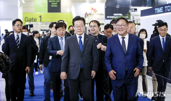 [서울=뉴시스] 정병혁 기자 = 이재명 더불어민주당 대표가 16일 오전 서울 강남구 코엑스에서 열린 EV트렌드코리아 2023를 찾아 부스를 둘러보고 있다. 2023.03.16. jhope@newsis.com