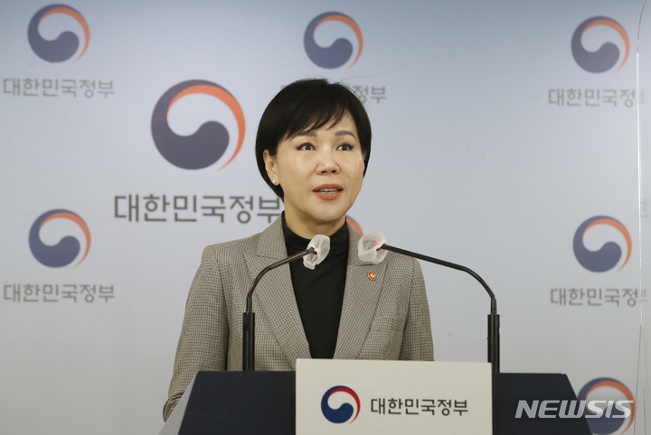 [서울=뉴시스] 김명원 기자 = 전현희 국민권익위원장이 16일 오전 서울 종로구 정부서울청사에서 2023년도 공공기관 종합청렴도 평가기본계획 브리핑을 하고 있다. 2023.03.16. kmx1105@newsis.com