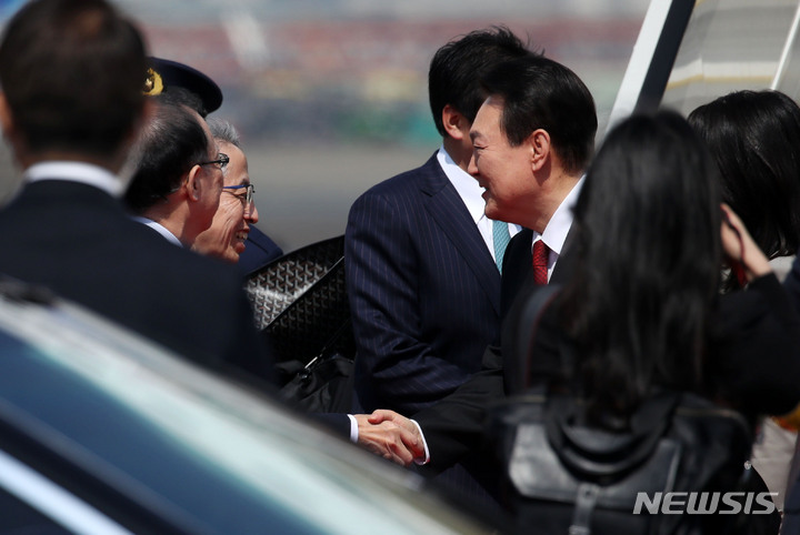 [도쿄=뉴시스] 전신 기자 = 윤석열 대통령이 16일 도쿄 하네다 국제공항에 도착해 환영 인사들과 인사하고 있다. 2023.03.16. photo1006@newsis.com