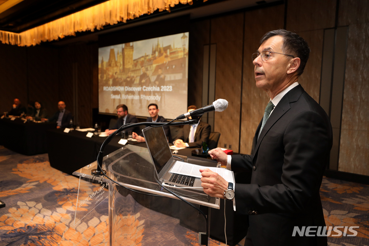 [서울=뉴시스] 박진희 기자 = 구스타브 슬라메취카(Gustav Slamecka) 주한 체코대사가 16일 서울 종로구 포시즌스호텔서울에서 열린 체코관광청 로드쇼 'DISCOVER CZECHIA 2023' 기자 간담회에 참석하여 인사말을 하고 있다. 이번 로드쇼는 체코 17개 업체가 참가하며 코로나 이후 3년 만에 오프라인 행사로 열렸다. 2023.03.16. pak7130@newsis.com