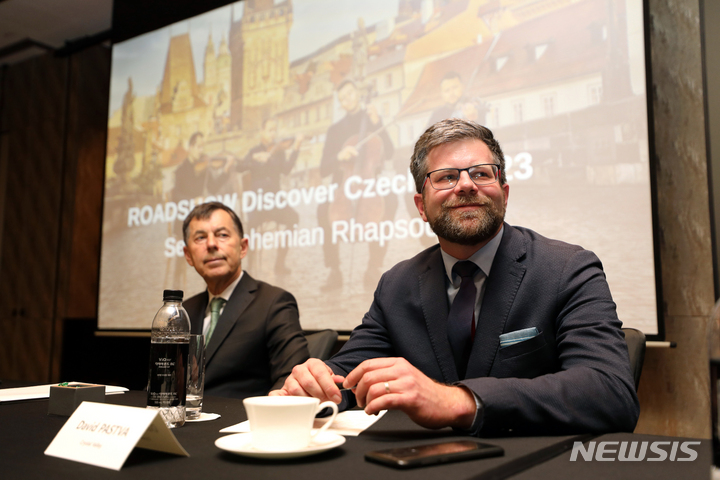 [서울=뉴시스] 박진희 기자 = 다비드 파스트바(David Pastva, 오른쪽) 크리스털 벨리 디렉터와 구스타브 슬라메취카(Gustav Slamecka) 주한 체코대사가 16일 서울 종로구 포시즌스호텔서울에서 열린 체코관광청 로드쇼 'DISCOVER CZECHIA 2023' 기자 간담회에 참석하여 기자 질문을 듣고 있다. 크리스탈 벨리는 보헤미안 크리스탈로 세계적으로 이미 알려진 체코 유리 탄생지이며 체코 프라하 북쪽에 리베레츠 지역에 위치하고 있다. 리메레츠 지역에는 보헤미안 파라다이스 국립공원, 20세기 건축의 산악호텔이자 과거 TV 송신탑인 예슈테트도 찾아볼 수 있다. 2023.03.16. pak7130@newsis.com