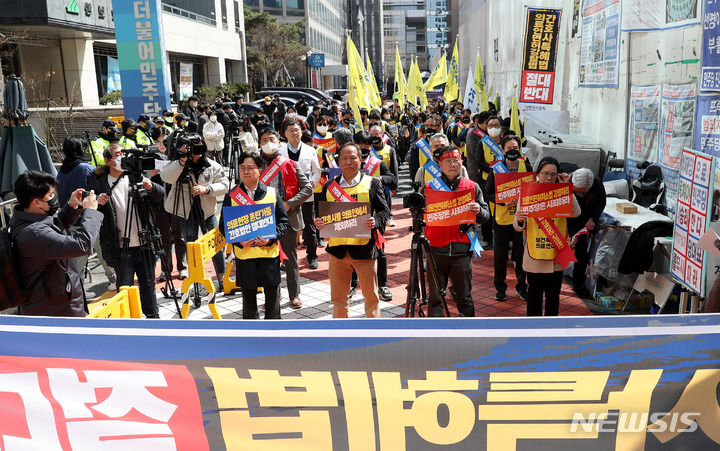 [서울=뉴시스] 추상철 기자 = 대한의사협회 비상대책위원회가 지난 16일 오후 서울 여의도 더불어민주당사 앞에서 '간호특혜법 의료인면허강탈법 저지를 위한 전국 동시 집회'를 열고 있다. 2023.03.26. scchoo@newsis.com