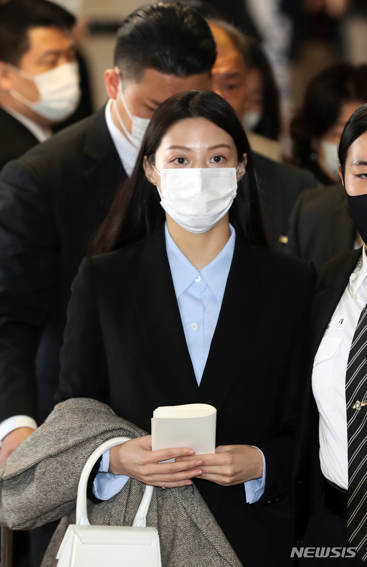 [부산=뉴시스] 하경민 기자 = 조국 전 법무부 장관의 딸 조민씨가 부산대학교 의학전문대학원 입학 취소결정에 불복해 제기한 입학허가 취소 처분 취소 소송의 증인심문을 위해 16일 부산 연제구 부산지법에 출석하고 있다. 2023.03.16. yulnetphoto@newsis.com