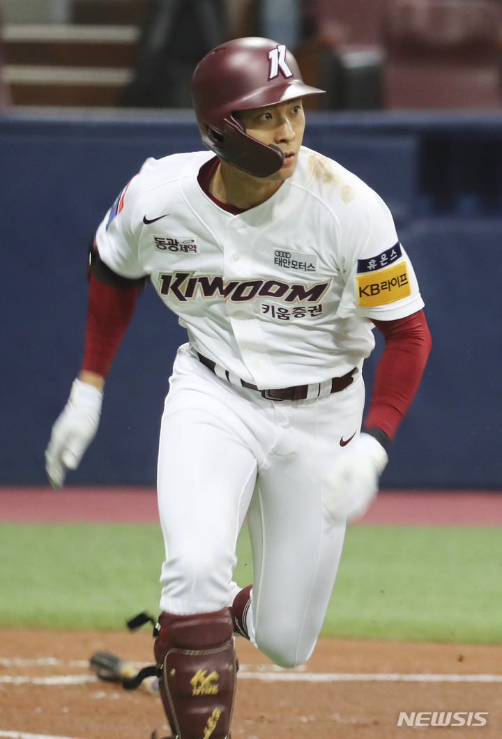 [서울=뉴시스] 최진석 기자 = 16일 서울 고척스카이돔에서 열린 2023 신한은행 쏠 KBO리그 시범경기 KIA 타이거즈와 키움 히어로즈의 경기. 1회말 2사 주자없는 상황 키움 이정후가 안타를 치고 1루로 향하고 있다. 2023.03.16. myjs@newsis.com