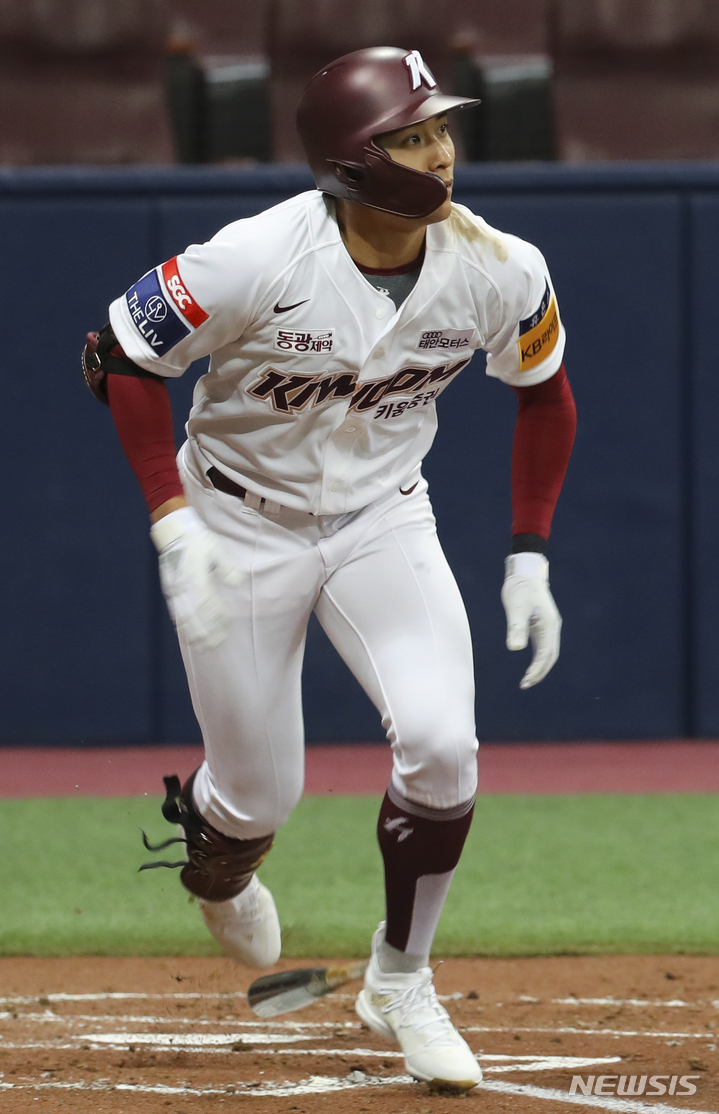 [서울=뉴시스] 최진석 기자 = 16일 서울 고척스카이돔에서 열린 2023 신한은행 쏠 KBO리그 시범경기 KIA 타이거즈와 키움 히어로즈의 경기. 1회말 2사 주자없는 상황 키움 이정후가 안타를 치고 1루로 향하고 있다. 2023.03.16. myjs@newsis.com