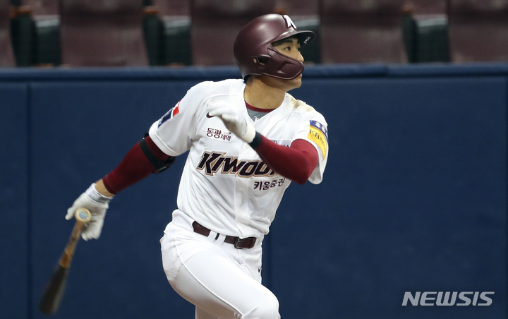 [서울=뉴시스] 최진석 기자 = 16일 서울 고척스카이돔에서 열린 2023 신한은행 쏠 KBO리그 시범경기 KIA 타이거즈와 키움 히어로즈의 경기. 1회말 2사 주자없는 상황 키움 이정후가 안타를 치고 있다. 2023.03.16. myjs@newsis.com
