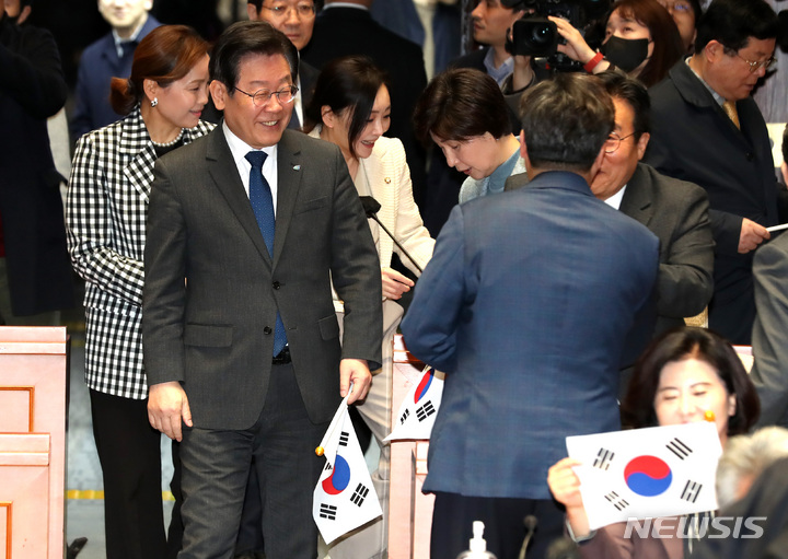 [서울=뉴시스] 이영환 기자 = 이재명 더불어민주당 대표가 16일 오후 서울 여의도 국회 예결위회의장에서 열린 의원총회에 참석하고 있다. 2023.03.16. 20hwan@newsis.com