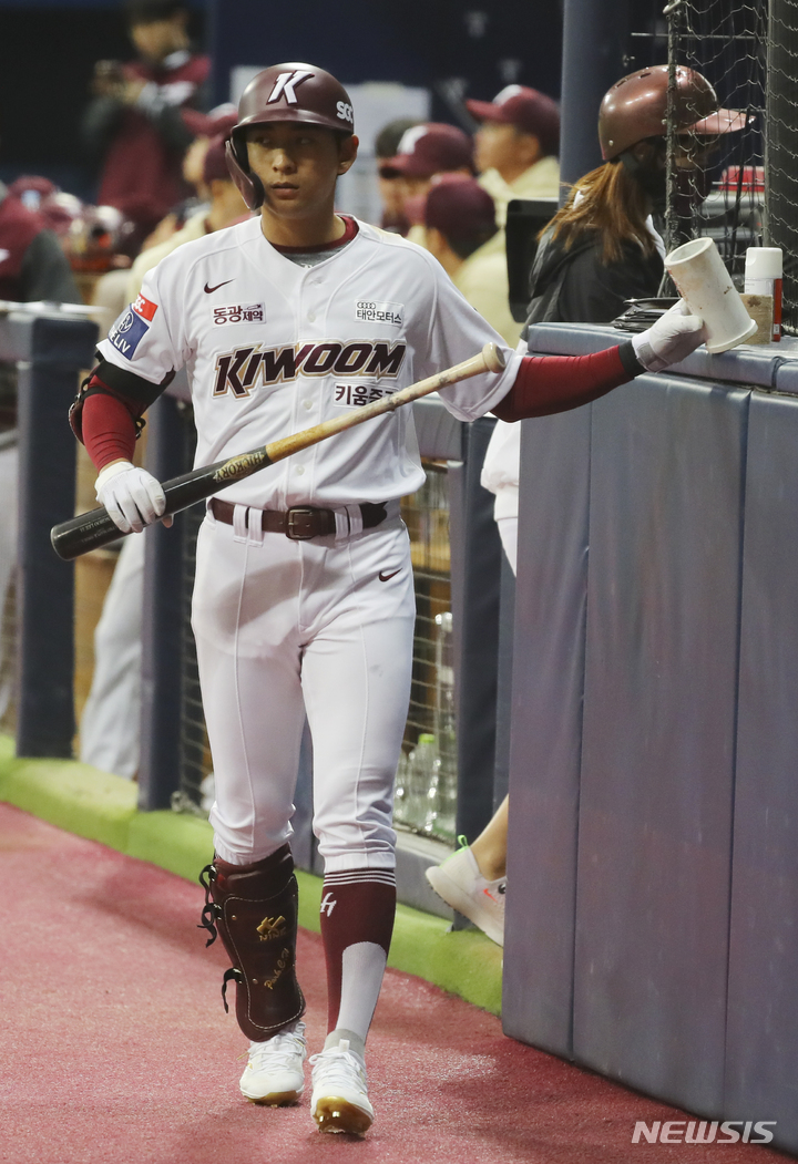 [서울=뉴시스] 최진석 기자 = 16일 서울 고척스카이돔에서 열린 2023 신한은행 쏠 KBO리그 시범경기 KIA 타이거즈와 키움 히어로즈의 경기. 1회말 1사 주자없는 상황 이정후가 대기타석에 들어서고 있다. 2023.03.16. myjs@newsis.com
