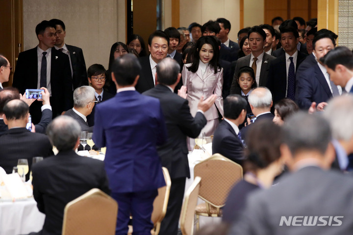 [도쿄=뉴시스] 전신 기자 = 윤석열 대통령과 부인 김건희 여사가 16일 도쿄 한 호텔에서 열린 재일동포 오찬간담회에 입장하고 있다. 2023.03.16. photo1006@newsis.com